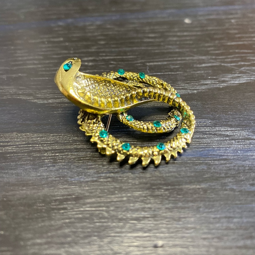 Gold snake brooch with green rhinestones - Picture 3 of 10